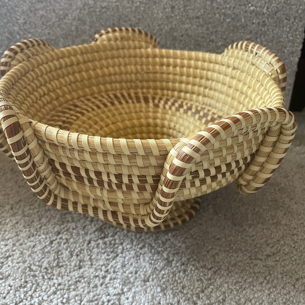 Authentic  S. Carolina Sweet Grass Tan and Brown Scalloped Accent Basket